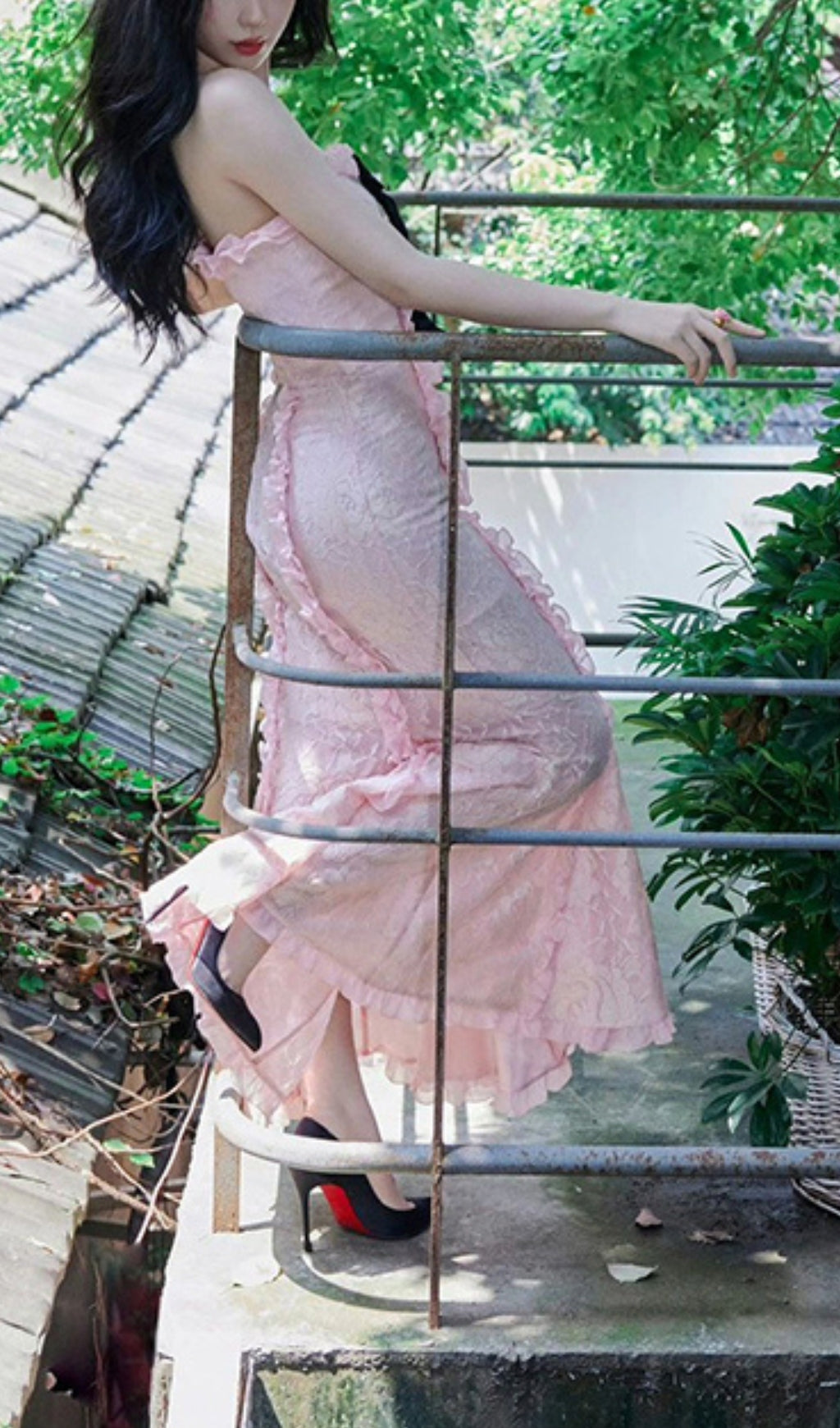 LACE STRAPLESS MIDI DRESS IN PINK