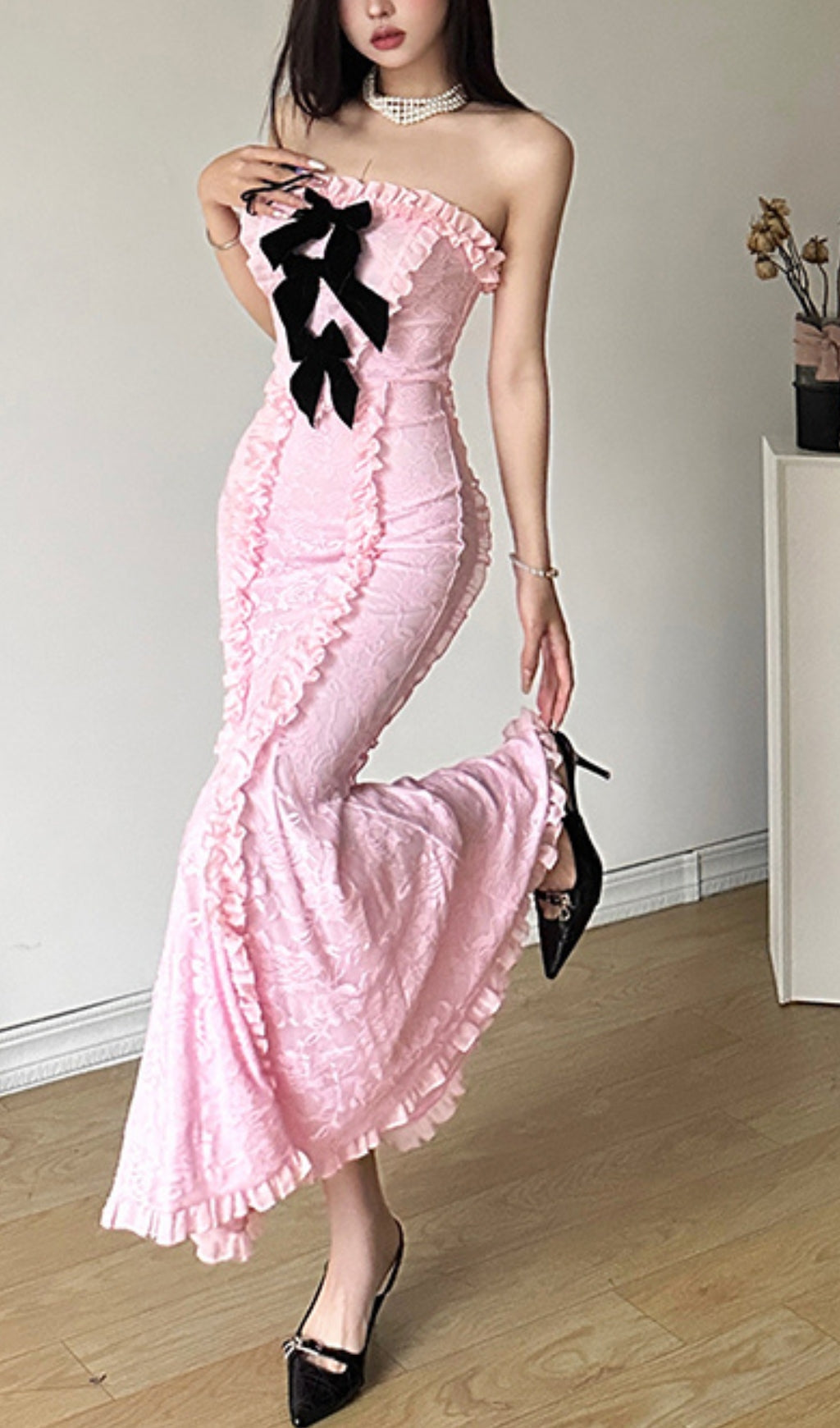 LACE STRAPLESS MIDI DRESS IN PINK