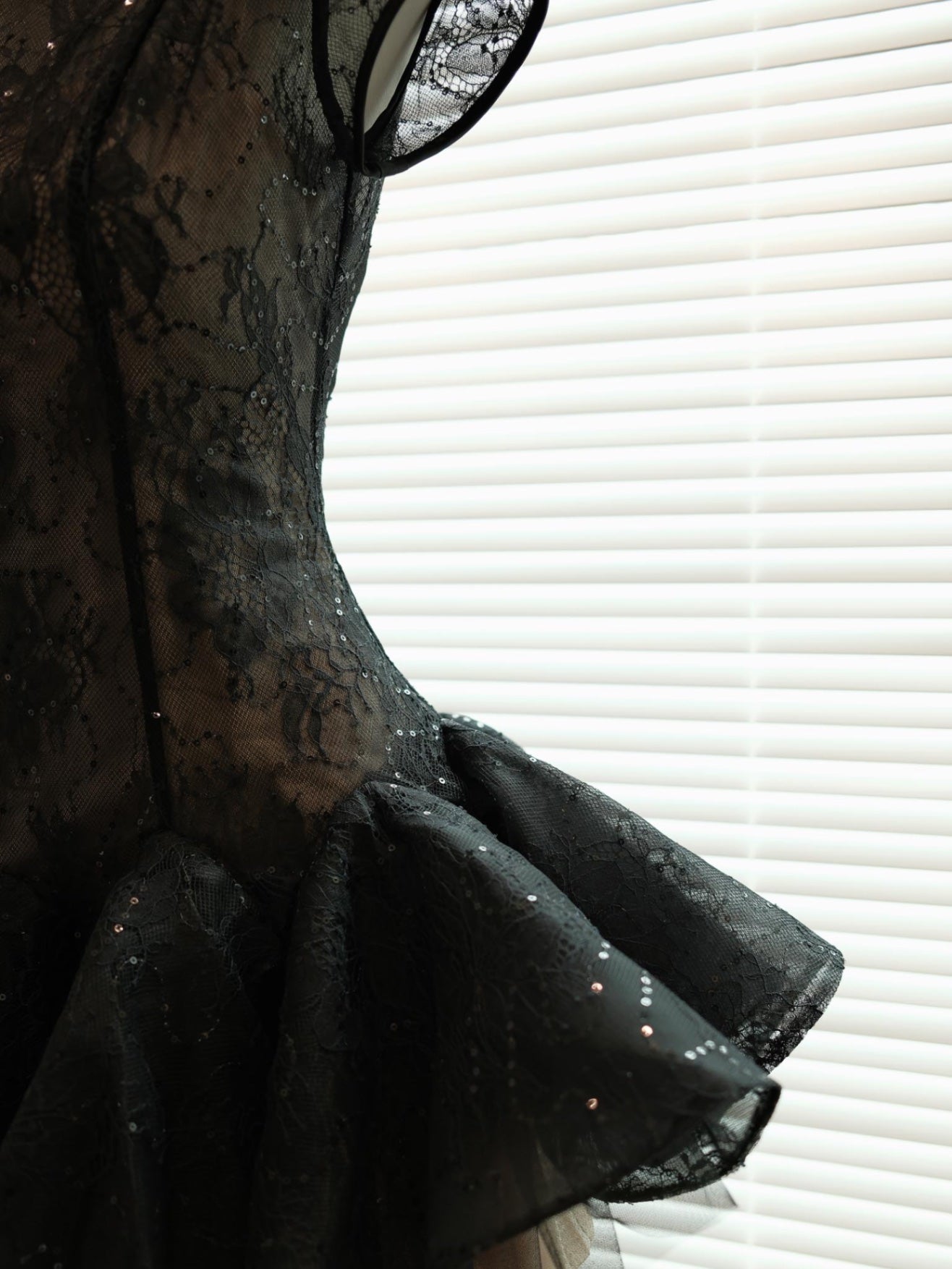 kelly sequin lace puffy mini dress in black