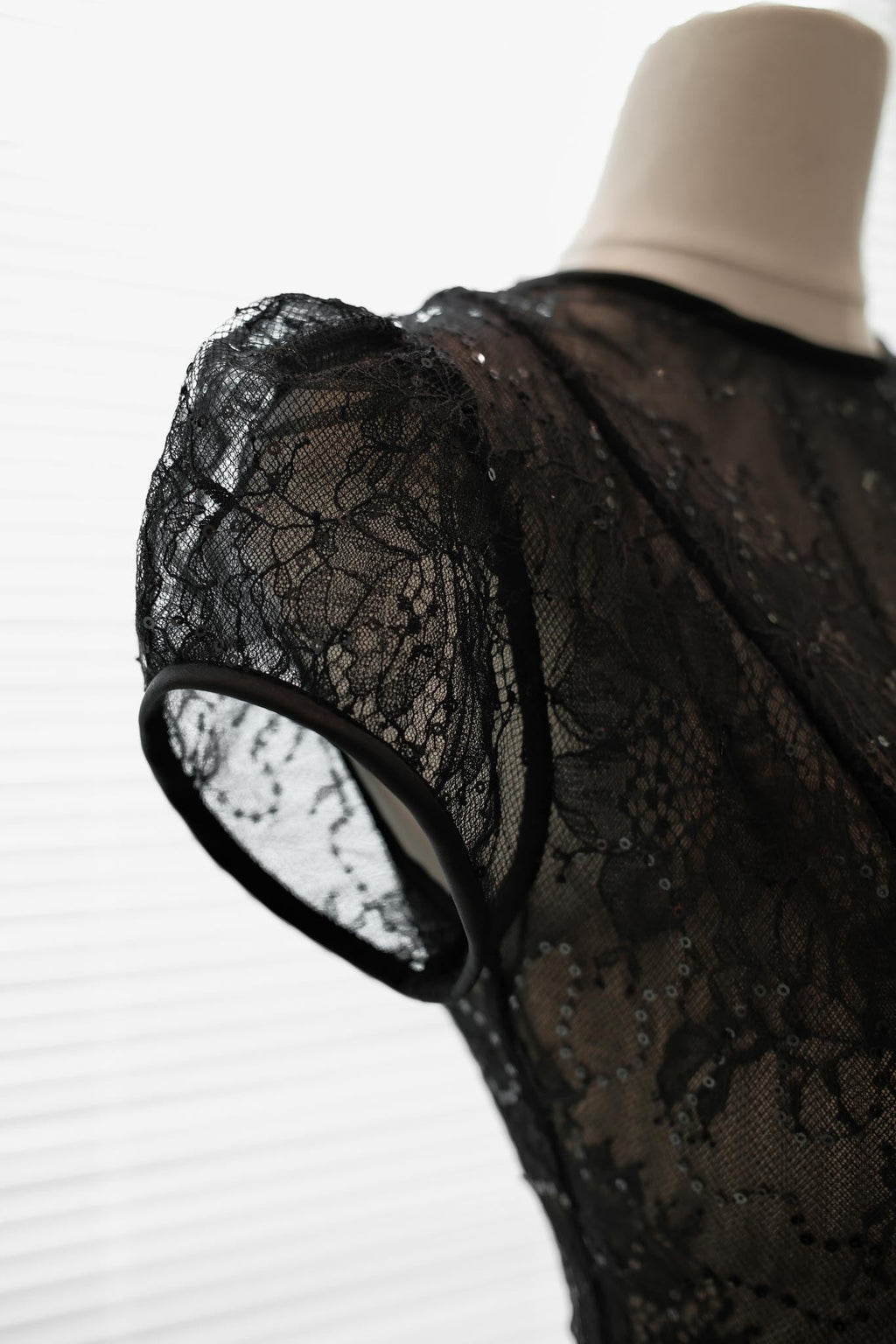 kelly sequin lace puffy mini dress in black