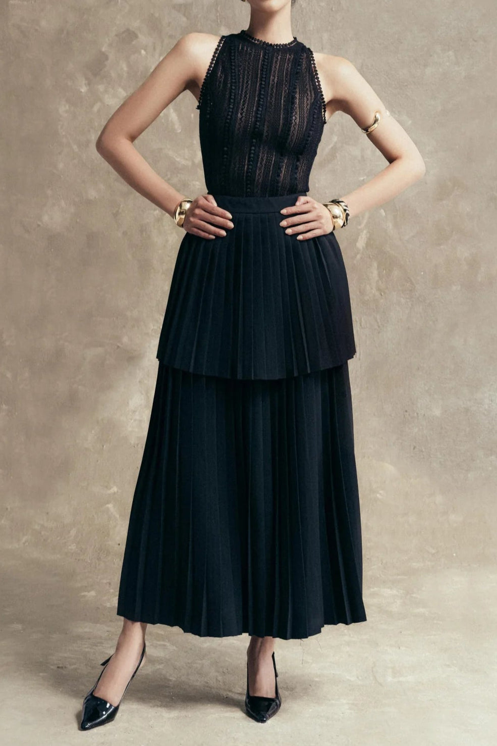 Sleeveless pleated layer skirt suit in black