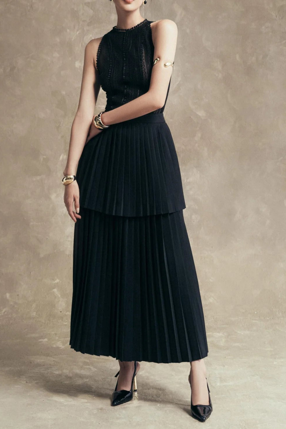 Sleeveless pleated layer skirt suit in black
