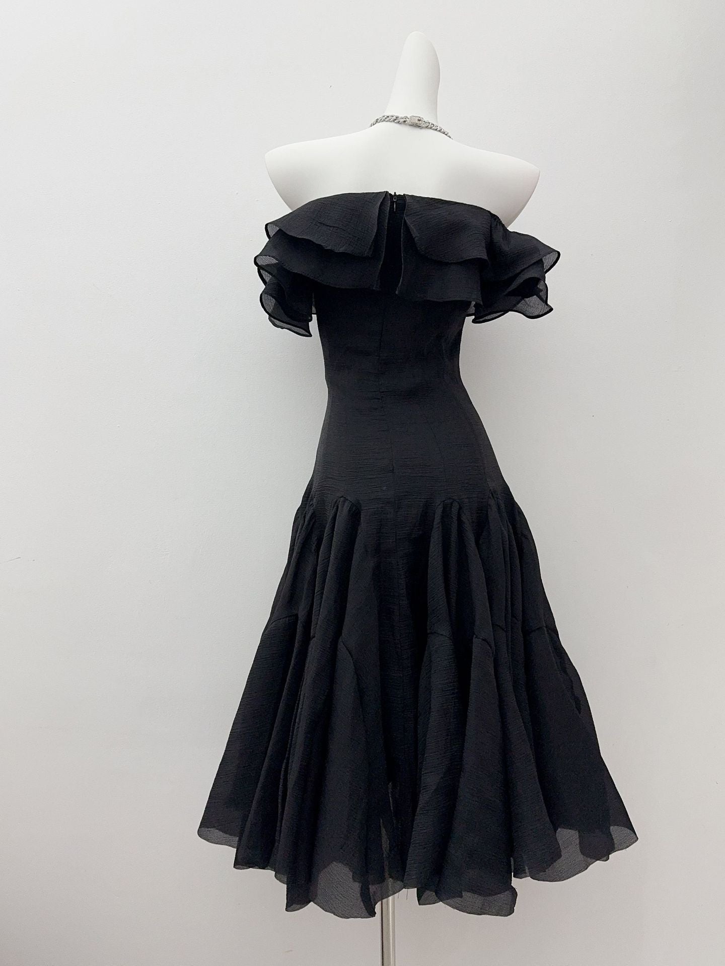 apphia Off Shoulder Ruffle Midi Dress In black