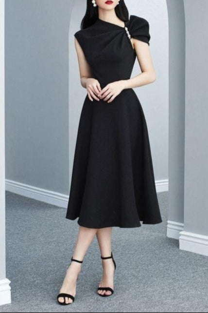 ASYMMETRIC SLEEVE PEARLS MIDI DRESS IN BLACK